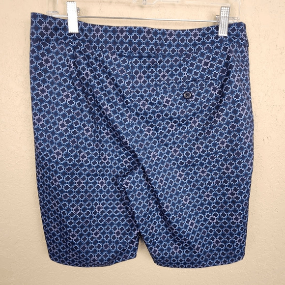 Greg Norman Woman's Geometric on Blue Golf Shorts Size 8 (3055) - Picture 2 of 7